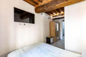 A bed or beds in a room at Room Rent Morrona