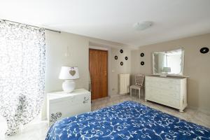 1 dormitorio con cama, tocador y espejo en Casa Vacanze “Rocca dei sogni”, en Aquasanta