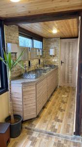 Kuchyň nebo kuchyňský kout v ubytování Dana luxury huts