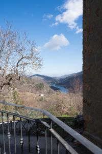 einen Balkon mit Blick auf den Fluss und die Berge in der Unterkunft Casa Vacanze “Rocca dei sogni” in Aquasanta