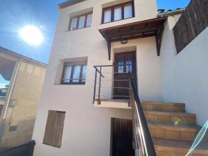 un edificio blanco con una escalera delante en Can Pirrot Salitja, en 