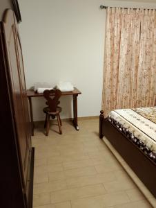 sypialnia ze stołem, łóżkiem i biurkiem w obiekcie Le vigne w Asti