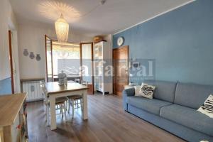 uma sala de estar com um sofá e uma mesa em Giglio em Castiglione della Pescaia