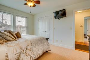 1 dormitorio con 1 cama y ventilador de techo en Spacious South Bend Home - Walk to Notre Dame!, en South Bend