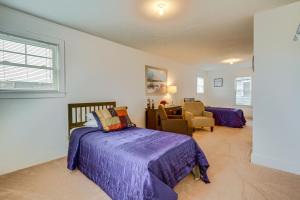 1 dormitorio con 1 cama y sala de estar en Spacious South Bend Home - Walk to Notre Dame!, en South Bend