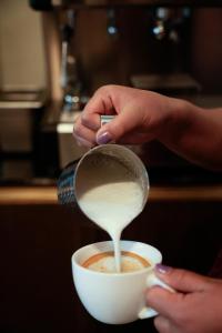 Set per la preparazione di tè e caffè presso Lakhey Hotel