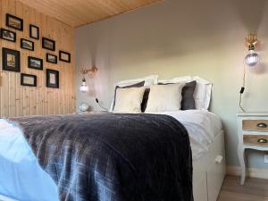 Un pat sau paturi într-o cameră la L'atelier de la clef des Paons