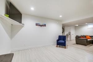 南本德Convenient North Bend Apt Half-Mi to Notre Dame!的客厅配有蓝色椅子和沙发
