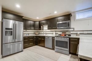 Convenient North Bend Apt Half-Mi to Notre Dame!的厨房或小厨房