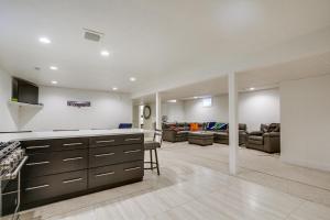 南本德Convenient North Bend Apt Half-Mi to Notre Dame!的房屋内的大型厨房和客厅