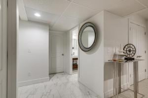 南本德Convenient North Bend Apt Half-Mi to Notre Dame!的白色走廊,配有镜子和桌子 更多17张照片