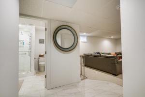 南本德Convenient North Bend Apt Half-Mi to Notre Dame!的墙上有镜子和沙发的浴室
