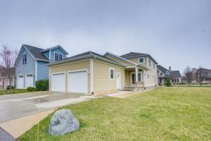 南本德Convenient North Bend Apt Half-Mi to Notre Dame!的一座房子前面有一座石头的院子