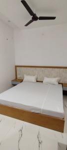 Ліжко або ліжка в номері Hotel Kamakhya