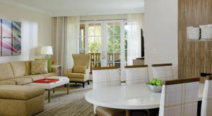 The Exclusive Marriott's Newport Coast Villas في شاطئ نيوبورت: غرفة معيشة مع أريكة وطاولة