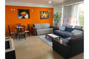 ein Wohnzimmer mit einem Sofa und einem Tisch in der Unterkunft Departamento amplio y completo en Área 8 p/ 6 pers in Ciudad del Este