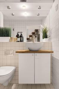 y baño con lavabo y aseo. en Dinbnb Apartments I 500m to Oslo Central Station I Roof Terrace I Free Gym, en Oslo