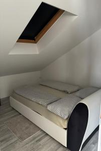 Ένα ή περισσότερα κρεβάτια σε δωμάτιο στο Stan Nova Varos Banjaluka