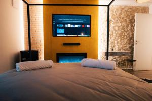 um quarto com uma cama e uma televisão na parede em Bellavista bedroom em Isernia