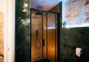 um chuveiro com uma porta de vidro na casa de banho em Bellavista bedroom em Isernia