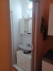 Baño pequeño con lavabo y espejo en Holiday Homes, en Campofelice di Roccella