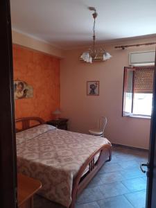 - une chambre avec un lit et une fenêtre dans l'établissement Holiday Homes, à Campofelice di Roccella