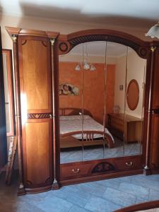 - une chambre avec un lit à baldaquin et un miroir dans l'établissement Holiday Homes, à Campofelice di Roccella