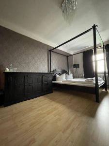 1 dormitorio con 1 cama grande con dosel en Schloss Beichlingen, en Beichlingen