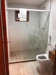 W łazience znajduje się toaleta i przeszklony prysznic. w obiekcie Cliffside Boutique Hotel w mieście Búzios