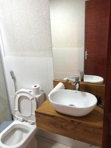 uma casa de banho com um WC branco e um lavatório. em Cliffside Boutique Hotel em Búzios