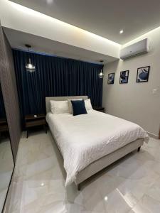 Una cama o camas en una habitación de Downtown Luxury Apt Naco: 2br 2ba
