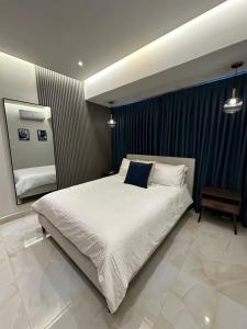 سرير أو أسرّة في غرفة في Downtown Luxury Apt Naco: 2br 2ba