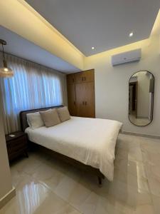 En eller flere senger på et rom på Downtown Luxury Apt Naco: 2br 2ba