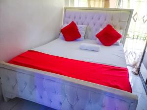Ένα ή περισσότερα κρεβάτια σε δωμάτιο στο 2 b/room dublex apt 122 at Kisimani, Mombasa