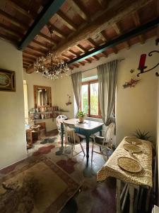 Villa Sibilla في بارغا: غرفة طعام مع طاولة وكراسي في غرفة