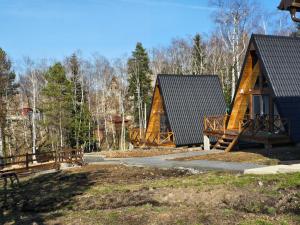 ein paar kleine Häuser in einem Wald in der Unterkunft Vikendica L&V home in Valjevo