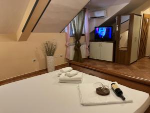 Televisyen dan/atau pusat hiburan di Apartments Kotor Old Town