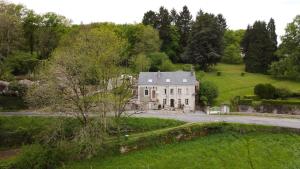 una gran casa blanca en medio de un campo en Vue Du Vallon, en Bersac-sur-Rivalier