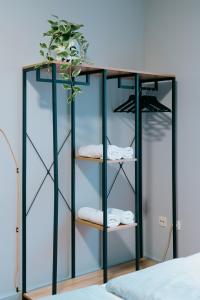 a glass shelf with towels and a plant on top at Mountain View Salzburg Apartments in Grödig
