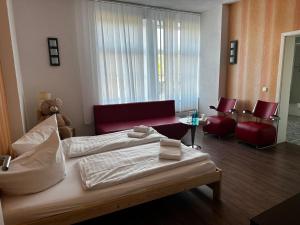 a hotel room with two beds and a couch at Schloss Beichlingen in Beichlingen