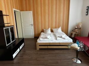ein kleines Schlafzimmer mit einem Bett und einem TV in der Unterkunft Schloss Beichlingen in Beichlingen