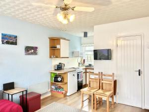 Una cocina o cocineta en Seaside Chalet near Bracelet Bay Pass The Keys