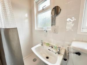 Un baño de Seaside Chalet near Bracelet Bay Pass The Keys