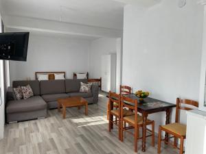een woonkamer met een bank en een tafel bij Villa71 in Pogradec