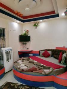 ein Schlafzimmer mit einem großen Bett in einem Zimmer in der Unterkunft Hotel Amar palace pachmarhi in Pachmarhi