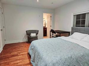 ein Schlafzimmer mit einem Bett, einem Stuhl und einem Schreibtisch in der Unterkunft Beautiful Room at Yonge and Sheppard and North York Centre in Toronto
