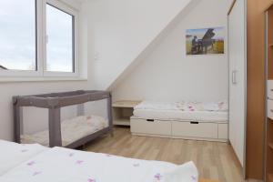 ランゲナルゲンにあるFeWo Bayha "Lerchenhaus"のベッドルーム1室(ベッド2台付)、階段(窓付)が備わります。