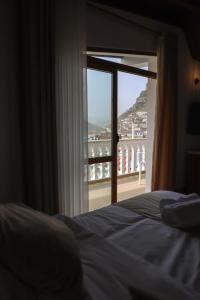 Vila Malasi في بيرات: غرفة نوم بسرير ونافذة مطلة