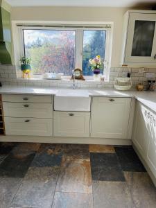eine Küche mit einem Waschbecken und einem Fenster in der Unterkunft Stunning 4-Bed House in Wetherby near York in Wetherby