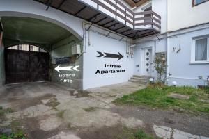 an entrance to a building with a sign that reads entrance apartment at Middle Apartments in Braşov